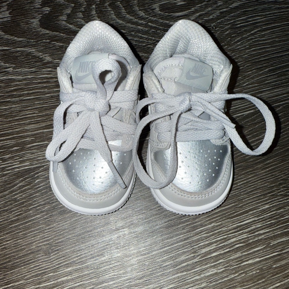 Nike Kids Metallic/Silver Jordan Retro 1 LOW OG